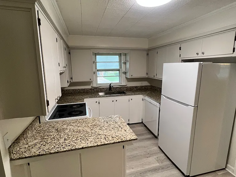112 Rose Ave — Photo 3