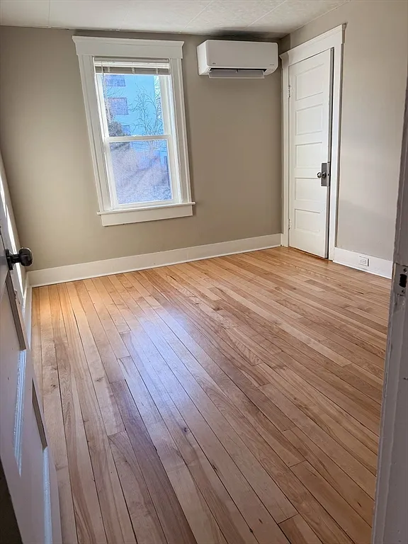 3 bed, 1.0 bath, 1200 sqft, $2,000 — Photo 3