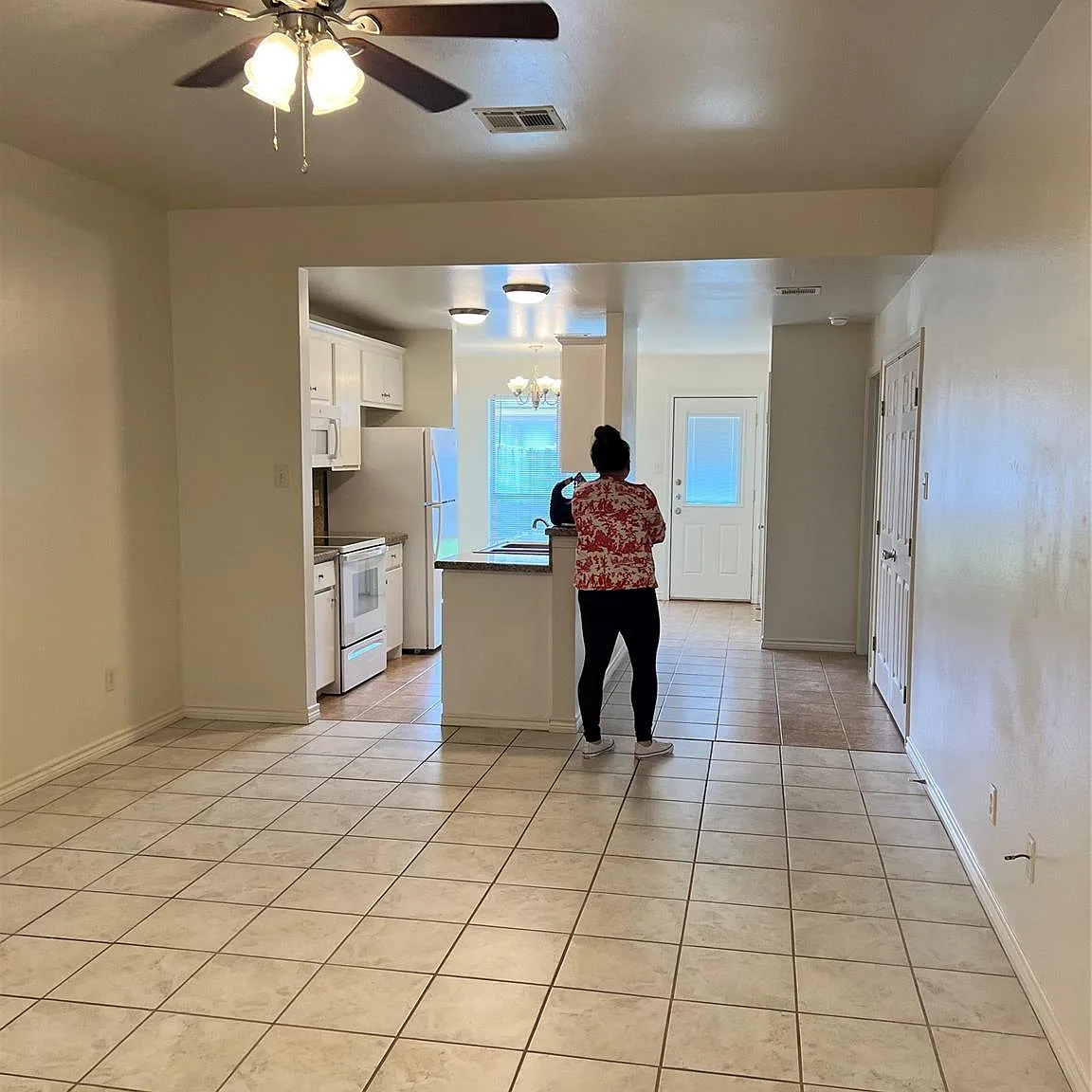 3 bed, 2.5 bath, 1200 sqft, $1,400 — Photo 2