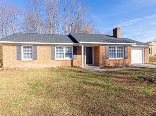 3 Oak Hollow Ct, Greenville, SC 29607