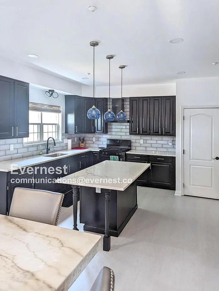 5 bed, 3.5 bath, 3976 sqft, $4,195 — Photo 3