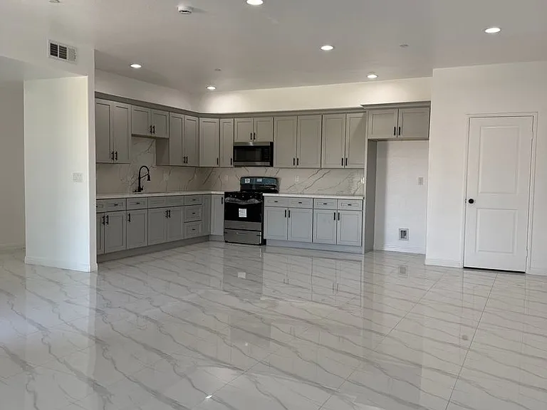 16220 Arrow Blvd — Photo 22