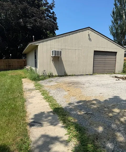 213 N May St — Photo 14