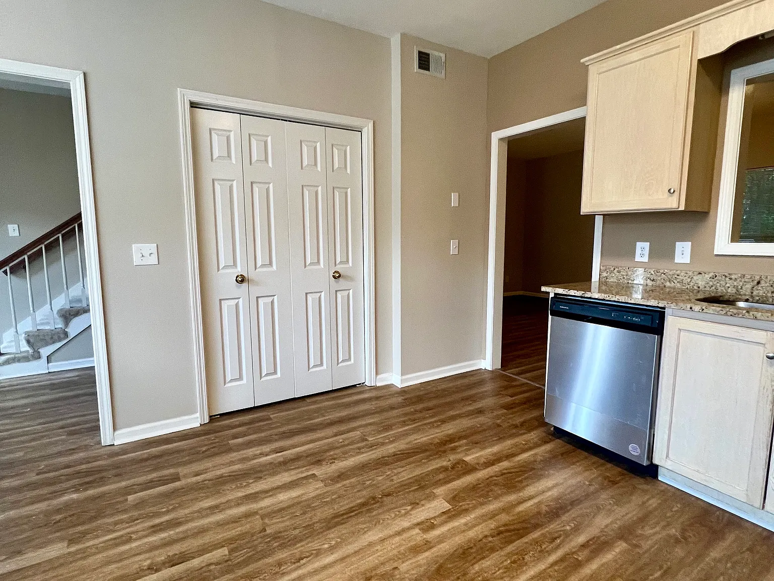 3 bed, 2.5 bath, 1480 sqft, $1,590 — Photo 3
