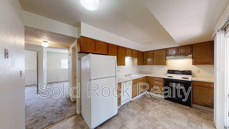 2 bed, 1.0 bath, 785 sqft, $1,050 — Photo 2
