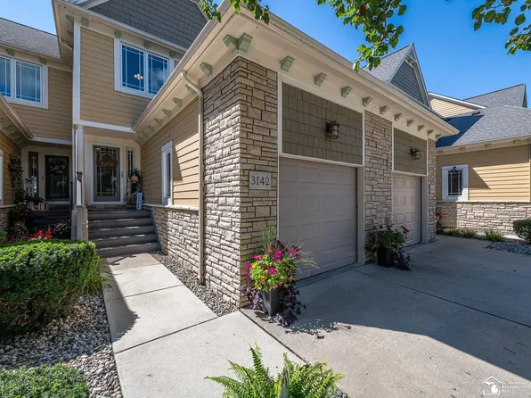 3142 Charm Harbor Dr, Monroe, MI 48162