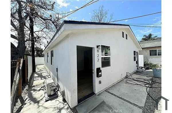 Building Photo - 922 E Lanzit Ave