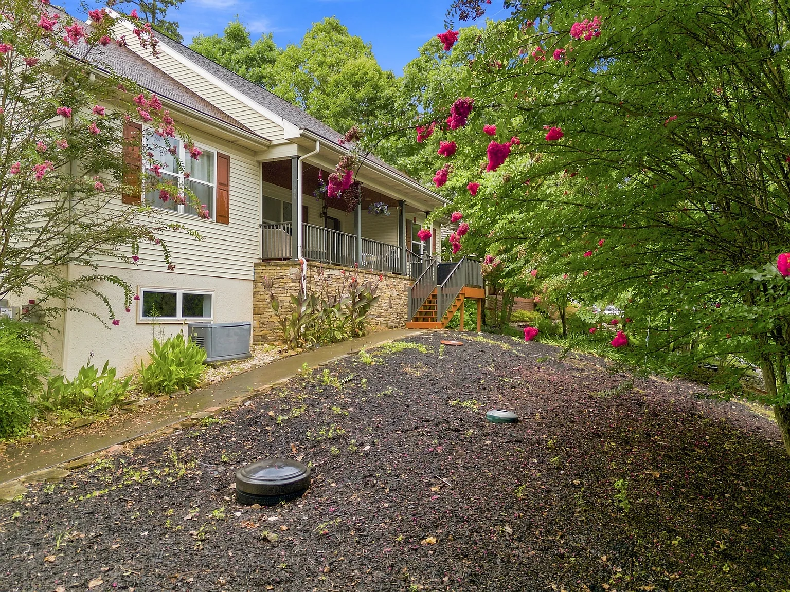 3 bed, 1620 sqft, $2,400 — Photo 3