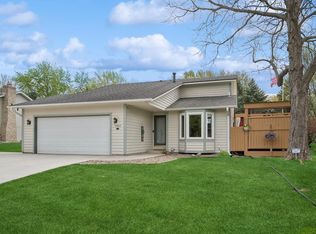 1465 Meadow Ct, Chaska, MN 55318