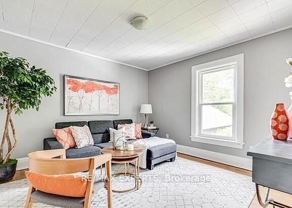 3rd image of 98 Elgin St E #2