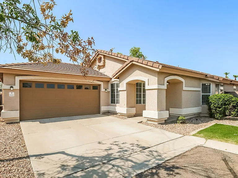 1652 N Serina — Photo 1