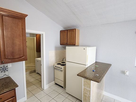 4th image of 5702 N Lincoln Ave