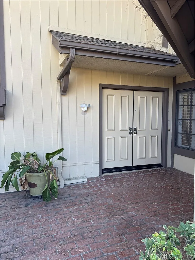 3 bed, 2.5 bath, 2071 sqft, $4,000 — Photo 2