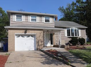 4 Hollywood Dr, Woodbridge, NJ 07095