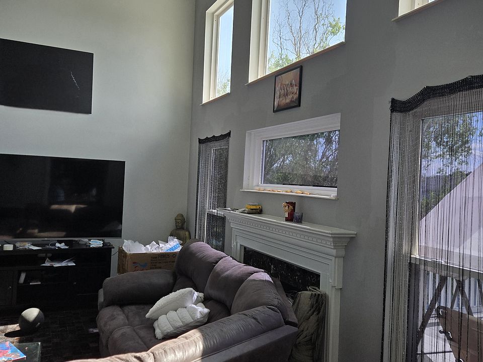1st image of 8 Thorne Hill Dr