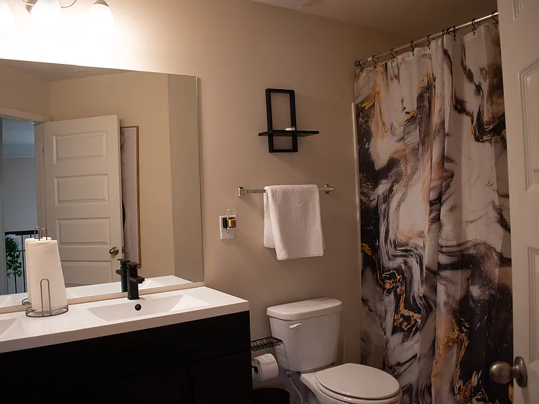 Upstairs Full Bathroom