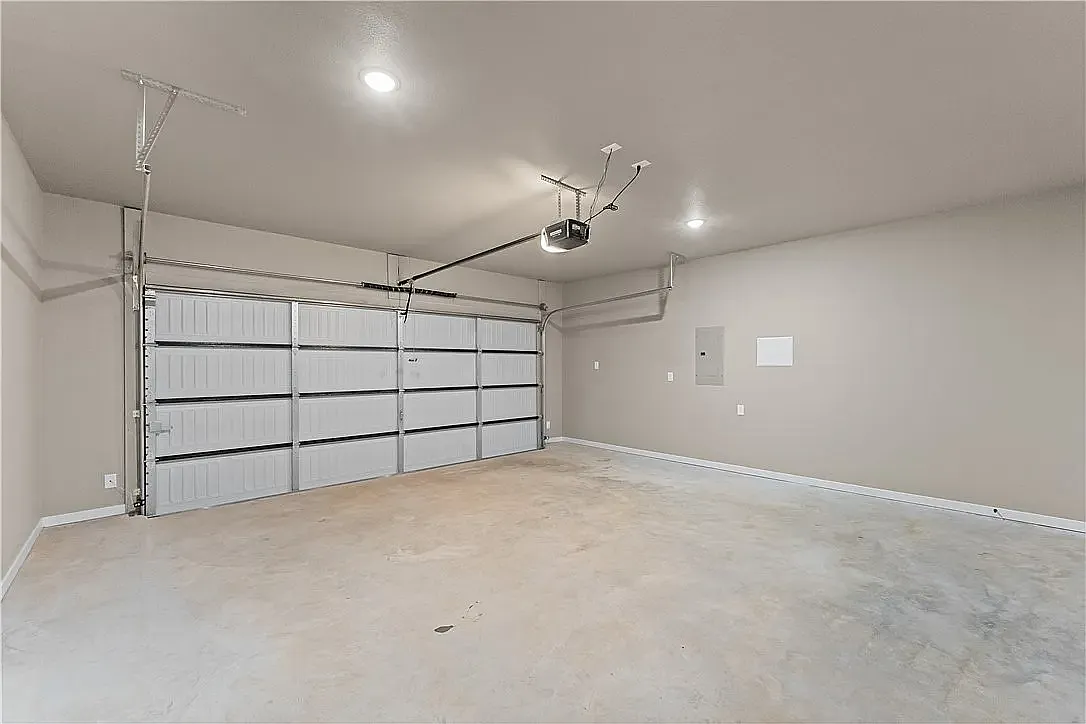 4 bed, 1955 sqft, $2,350 — Photo 4