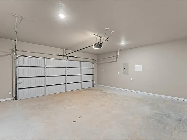 5911 SW Chiefs Ave — Photo 4