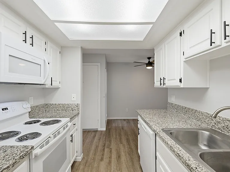 Benchmark Apartments — Photo 10