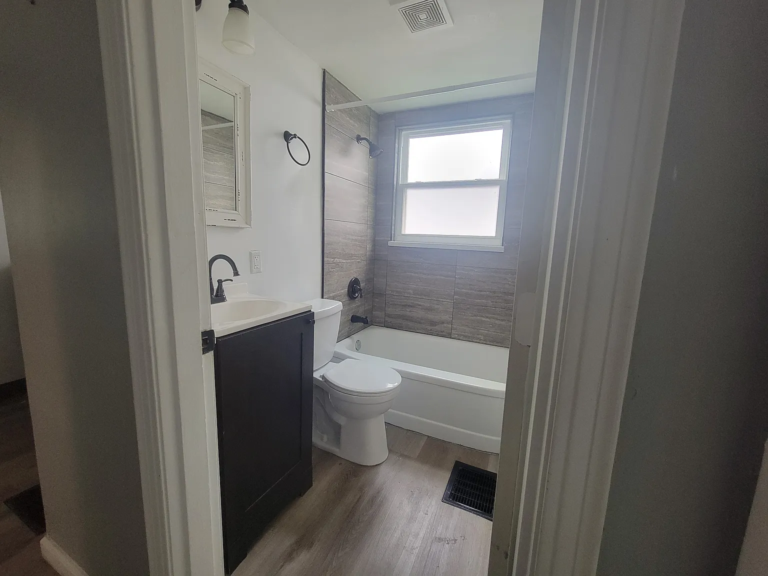 215 Ryburn Ave — Photo 1
