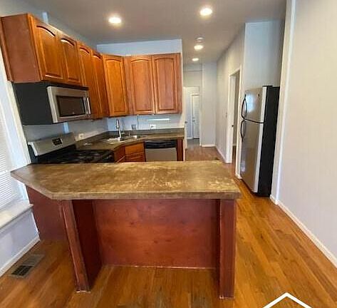 3rd image of 2733 W Fullerton Ave #2F
