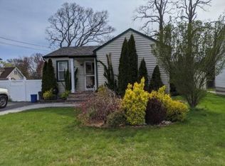 816 N Broome Ave, Lindenhurst, NY 11757