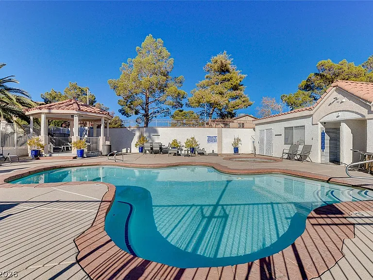 4040 Castle Cove Dr #4040 — Photo 1