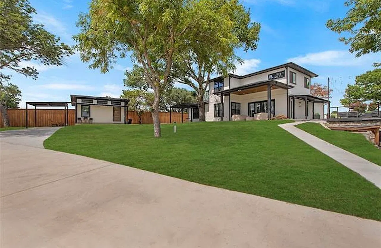 6 bed, 4500 sqft, $6,500 — Photo 1