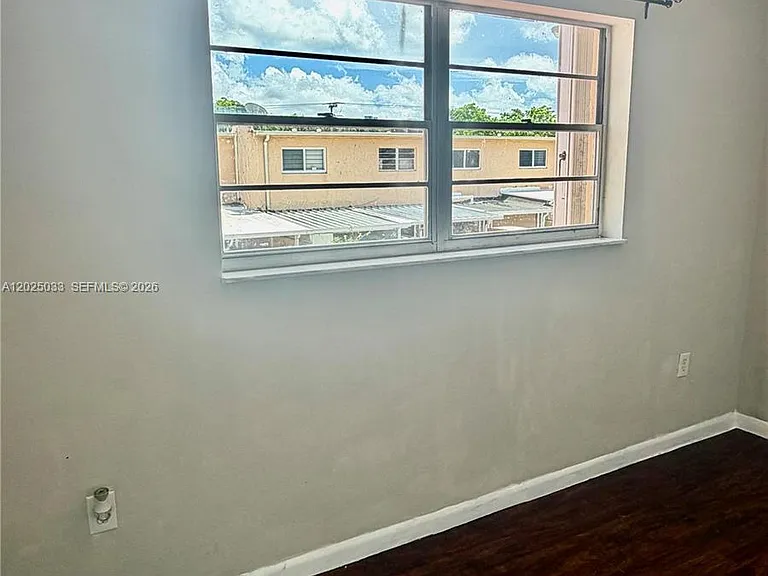 1705 W 57th St #506 — Photo 42
