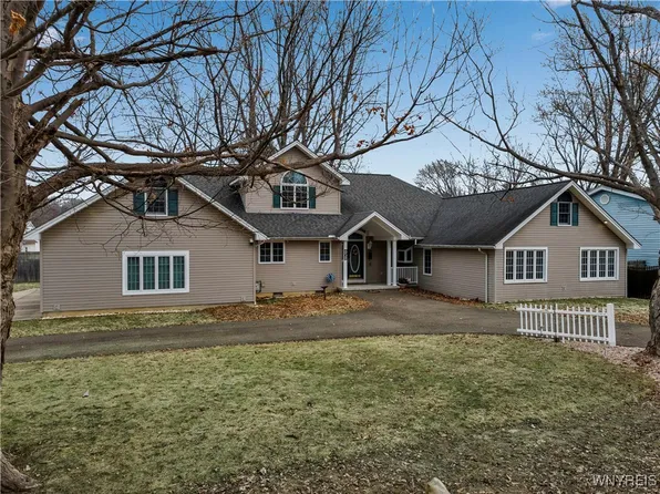 658 Beach Rd, Angola, NY 14006