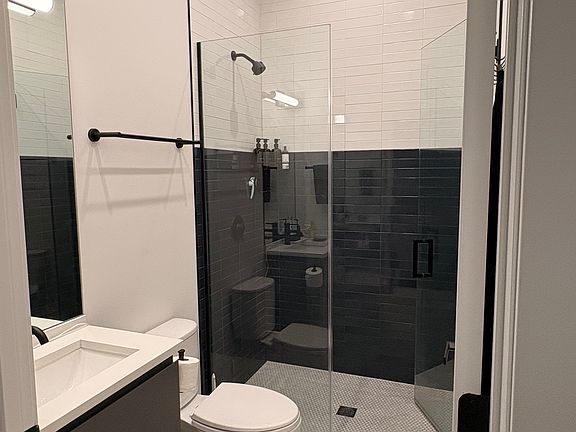 4th image of 4406 N Clark St Floor 2