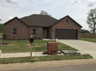 960 Washburn Dr, Pea Ridge, AR 72751