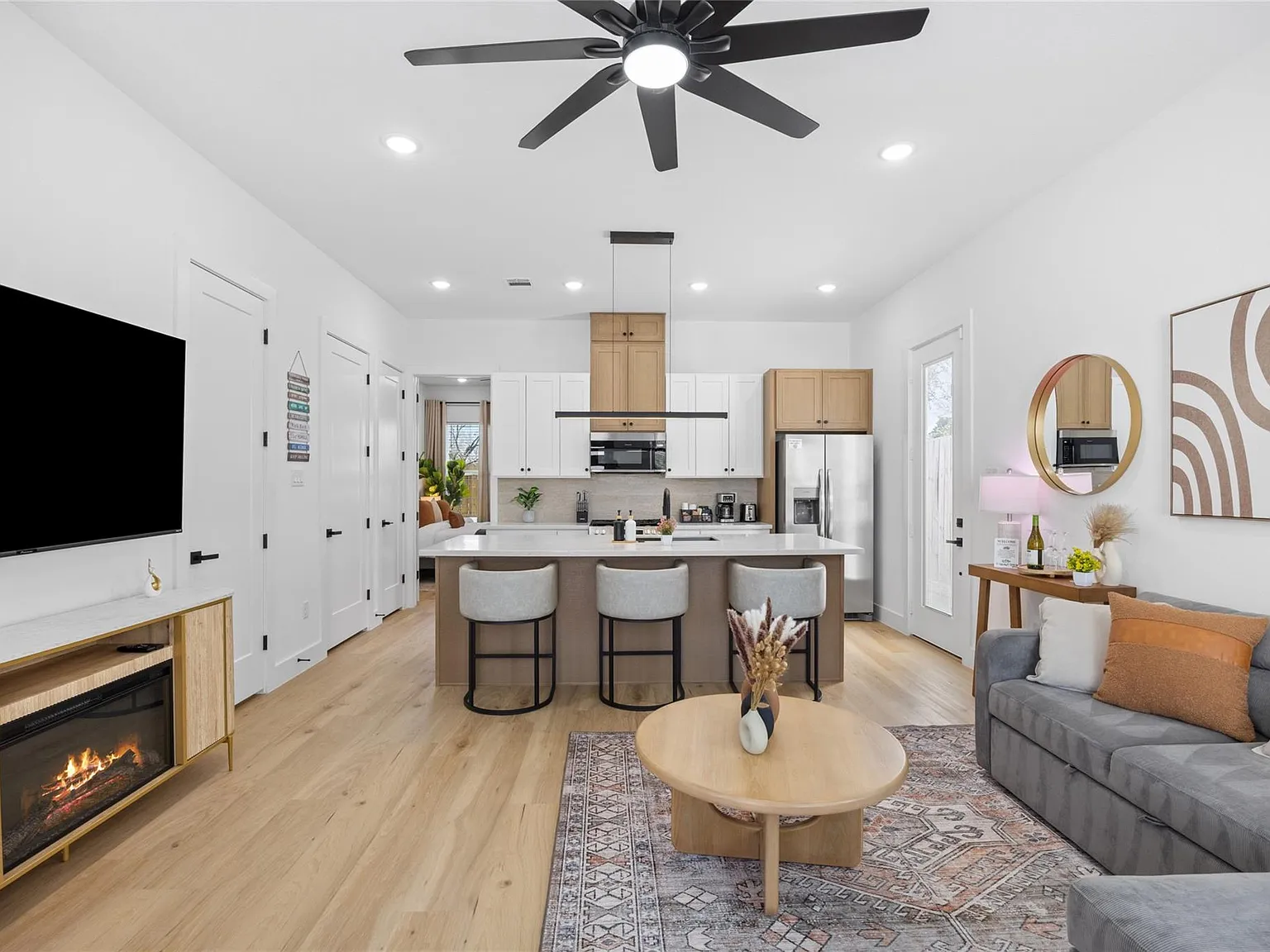 3 bed, 2.5 bath, 1300 sqft, $2,400 — Photo 4