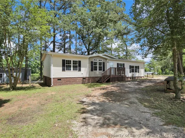 921 Sampson Acres Dr, Clinton, NC 28328