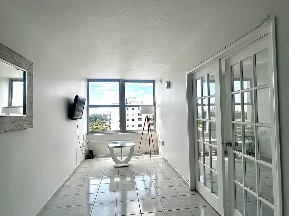 2899 Collins Ave #1402