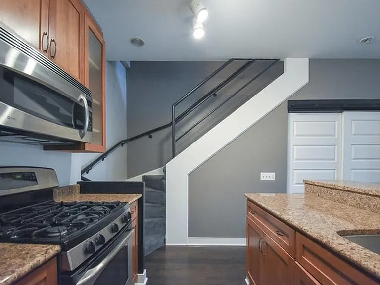 933 N Racine Ave #A — Photo 6