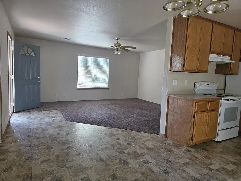 810 SW Oak St — Photo 4
