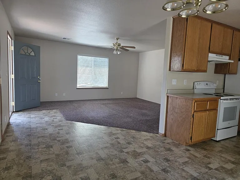 810 SW Oak St — Photo 4