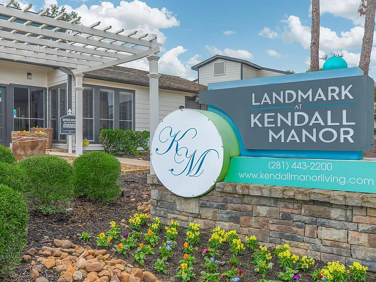 Kendall Manor — Photo 8