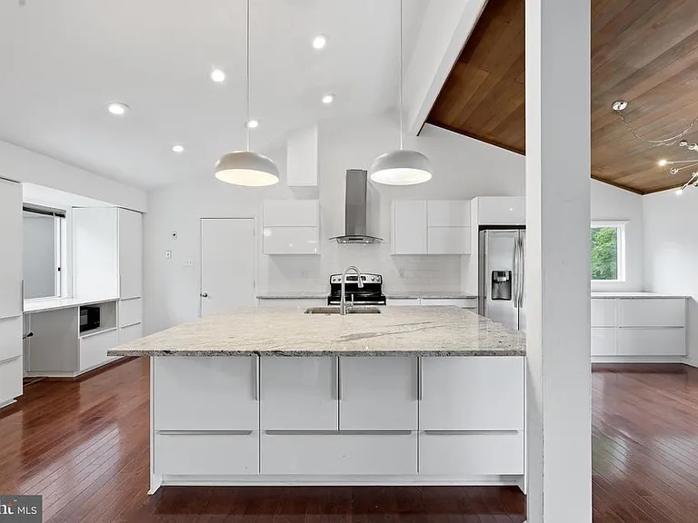 8811 Burbank Rd — Photo 9