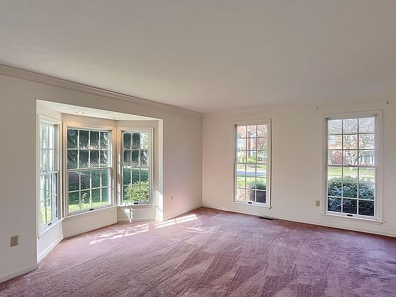 5th image of 368 Valerie Dr