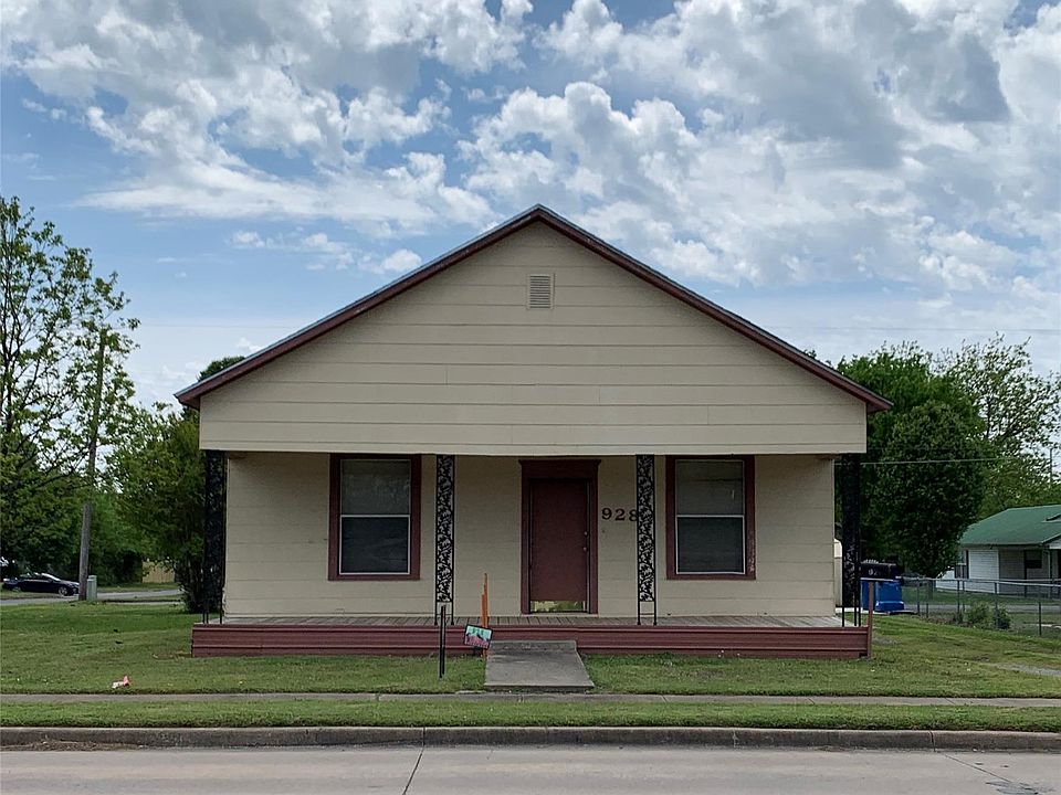1st image of 928 E Wyandotte Ave