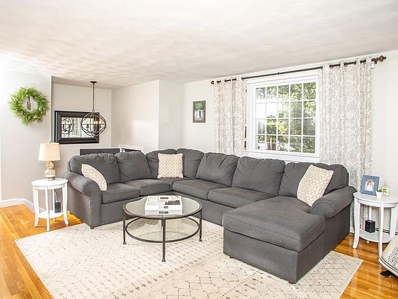 3rd image of 28 Lantern Ln