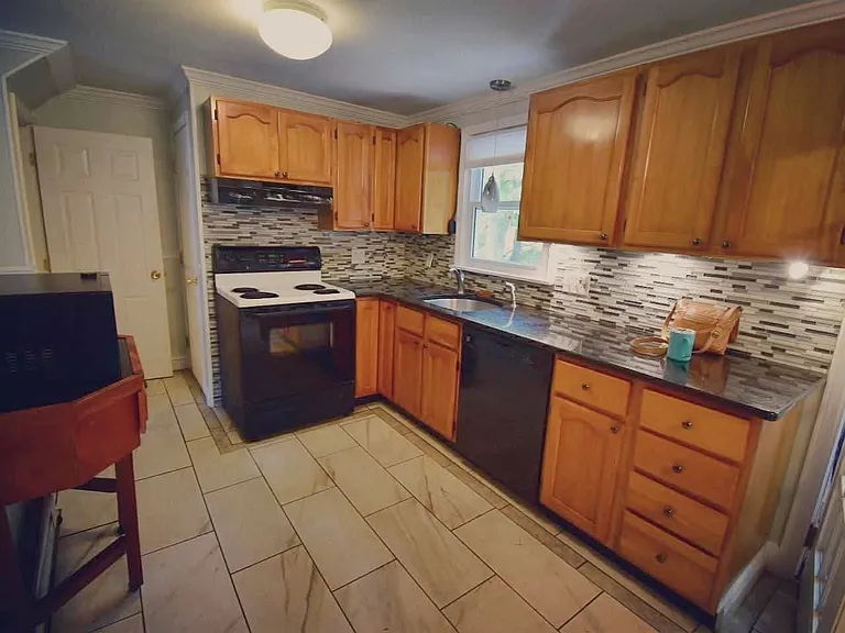11 Lincoln Cir #9 — Photo 3