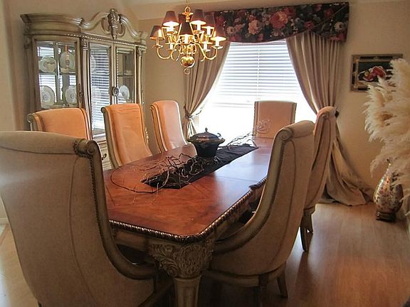 4th image of 830 Deer Hollow Dr