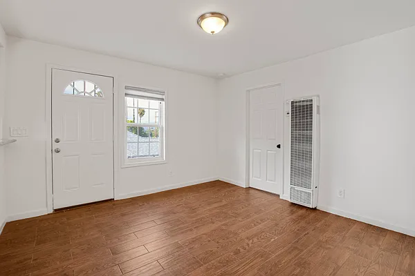 Building Photo - 6141 Marbrisa Ave #D