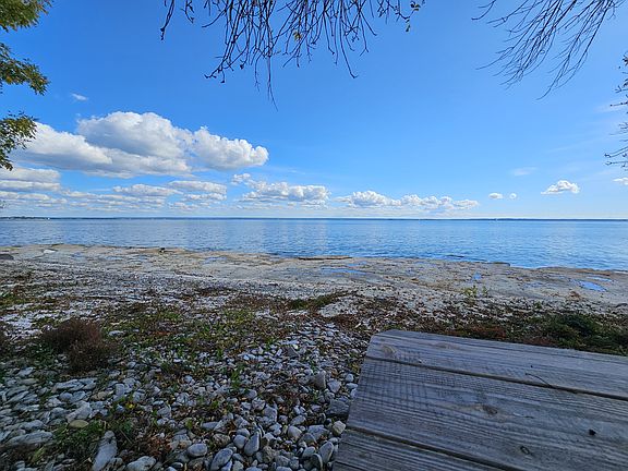 Right of Way to the beach, with picnic table.