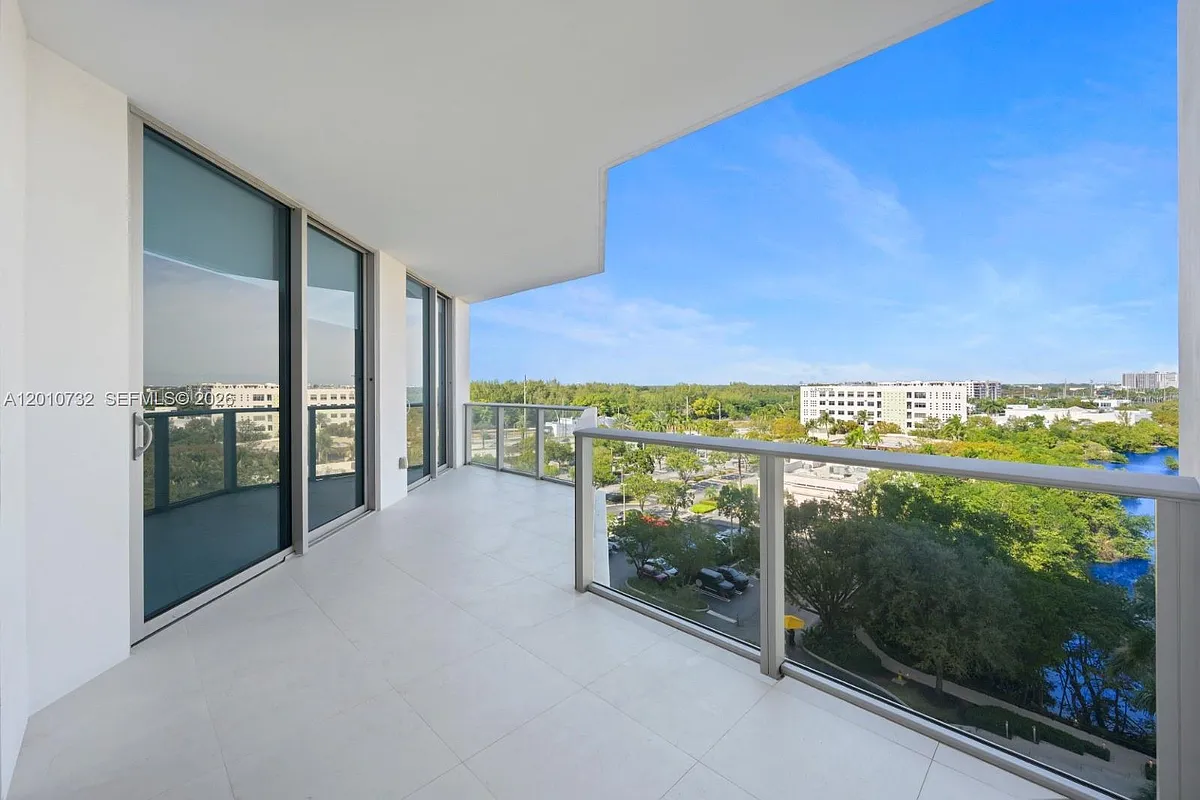 Building Photo - 17301 Biscayne Blvd #808