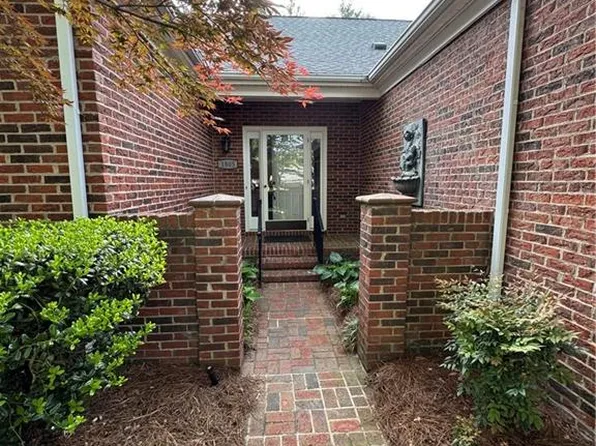 1805 Country Club Dr, High Point, NC 27262