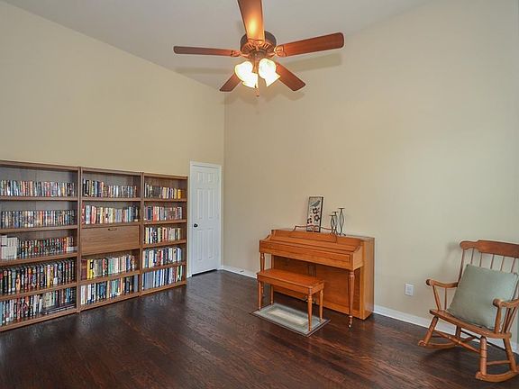 This flexible room allows for many uses. The possibilities are endless!
